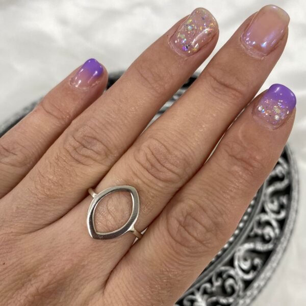 a Anillo liso oval